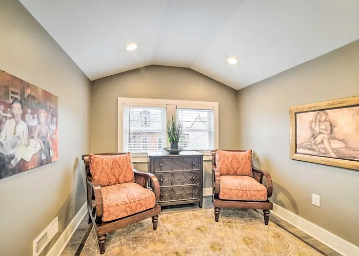 Home: Walkable Location! Holiday home