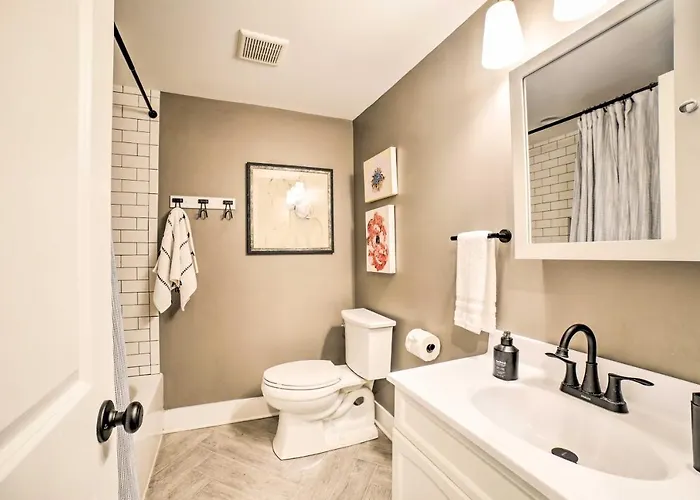 Home: Walkable Location! Holiday home